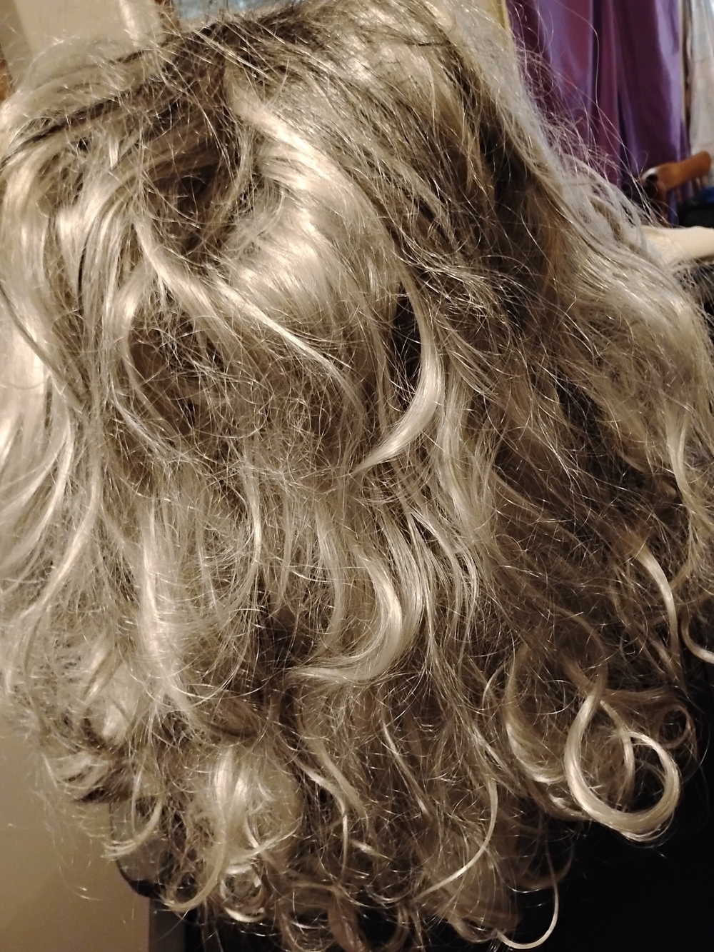 Medium Ash Blonde Ombre Wavy Adult Wig – Dark Roots